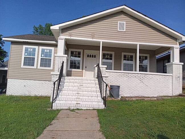 property at 905 6th St W