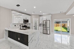 7925 Colonial Ln in Houston, TX - Building Photo