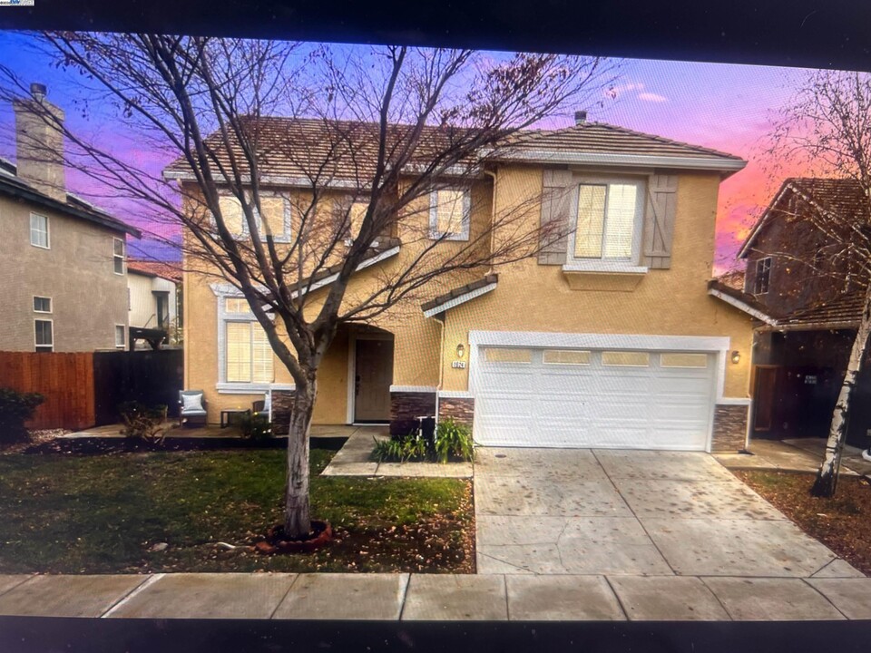 1924 Rochester St in Tracy, CA - Foto de edificio