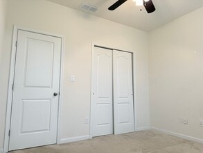 214 Redstone Ct in Felton, DE - Foto de edificio - Building Photo