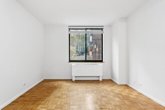 275 Greenwich St-Unit -2F in New York, NY - Building Photo - Building Photo