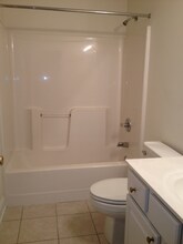 1016 Hickory Dr in Surfside Beach, SC - Foto de edificio - Building Photo