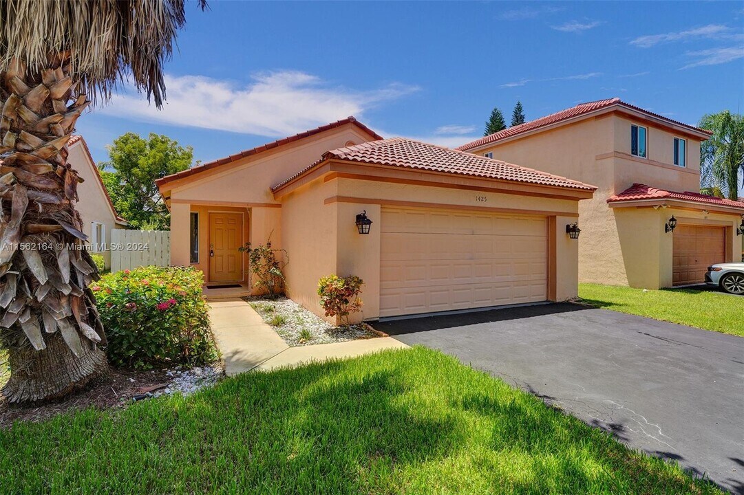 1425 Mira Vista Cir in Weston, FL - Building Photo
