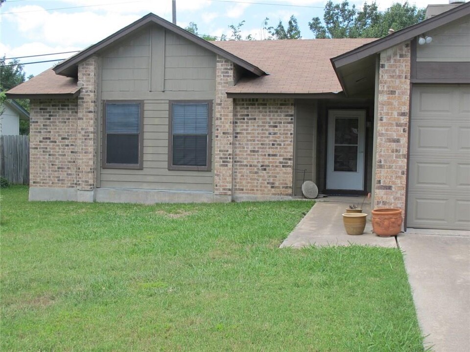 1301 Texas Oak Way in Cedar Park, TX - Foto de edificio