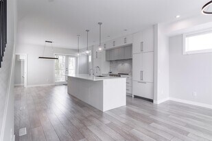 831-877 77 St SW in Calgary, AB - Building Photo