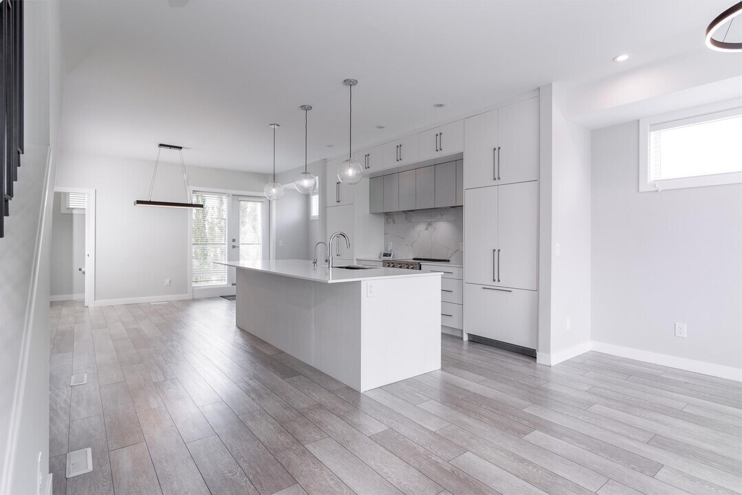 831-877 77 St SW in Calgary, AB - Building Photo
