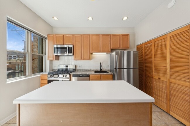 2227 N Western Ave, Unit 2 in Chicago, IL - Foto de edificio - Building Photo