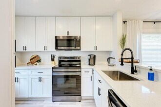 8 Bay Acres Ave in Osprey, FL - Building Photo - Building Photo