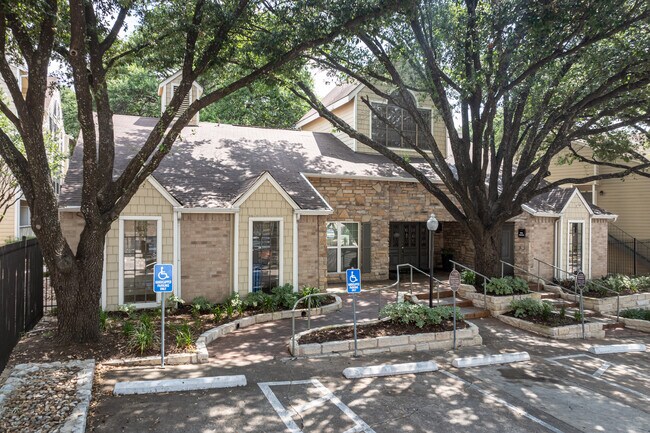 Magnolia Court Apartments in Austin, TX - Foto de edificio - Building Photo