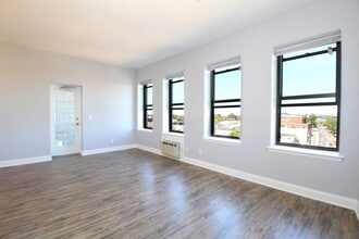 43-49 Van Wagenen Ave-Unit -4D in Jersey City, NJ - Building Photo - Building Photo