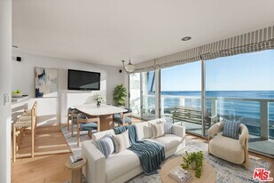 11942 Whitewater Ln in Malibu, CA - Building Photo
