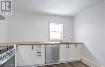 198 Sherman Ave N in Hamilton, ON - Building Photo - Building Photo