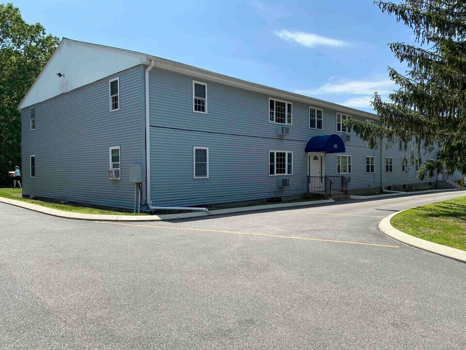 105 Horse Pond Rd in Salem, CT - Building Photo