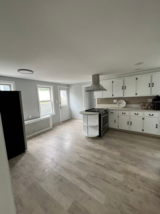 23 Grove St in Quincy, MA - Building Photo