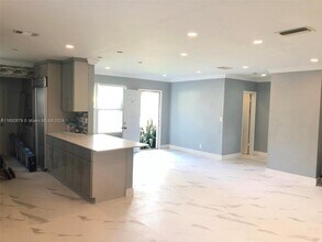 223 SW 10th St in Hallandale Beach, FL - Building Photo - Building Photo