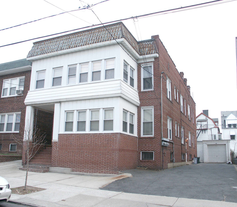 241 Ridge St in Newark, NJ - Building Photo