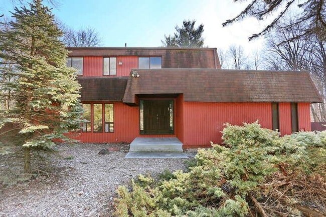 property at 4 Hollow Tree Ct