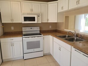 301 Club Cir in Boca Raton, FL - Building Photo - Building Photo