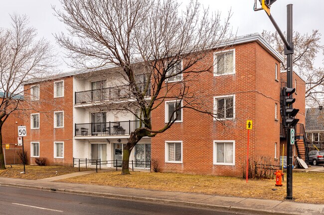 8261 Pie-IX Boul in Montréal, QC - Building Photo - Primary Photo
