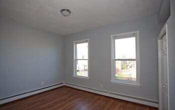 7 Munroe St, Unit 1 in Somerville, MA - Foto de edificio - Building Photo