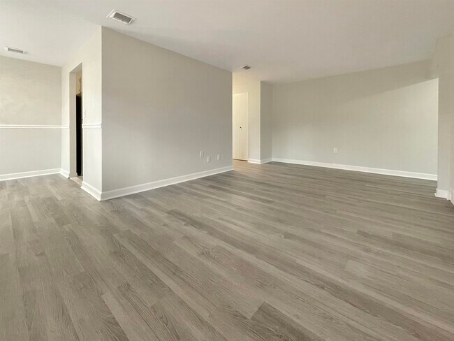 5 Louisburg Square-Unit -8 in Nashua, NH - Building Photo - Building Photo