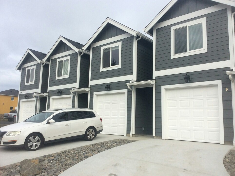 1524 SE Honeysuckle Loop in Warrenton, OR - Building Photo