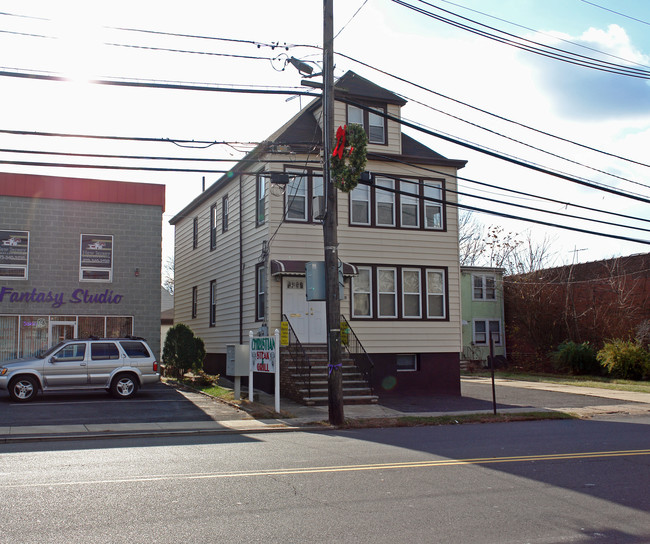 18 Outwater Ln in Garfield, NJ - Foto de edificio - Building Photo