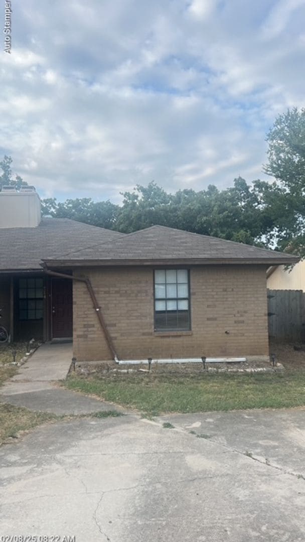 property at 714 Woodland Ct