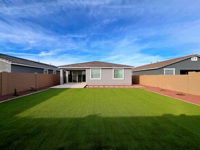 7679 W Saddlehorn Rd in Peoria, AZ - Foto de edificio - Building Photo