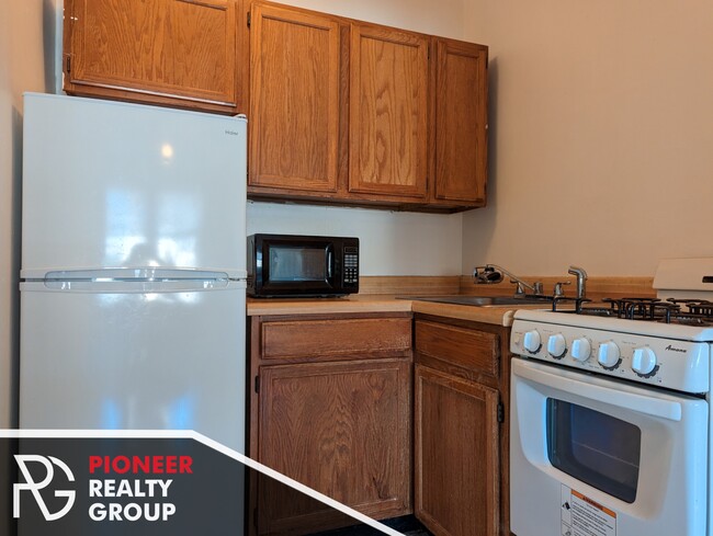 717 W Belmont Ave, Unit 711-401 in Chicago, IL - Foto de edificio - Building Photo