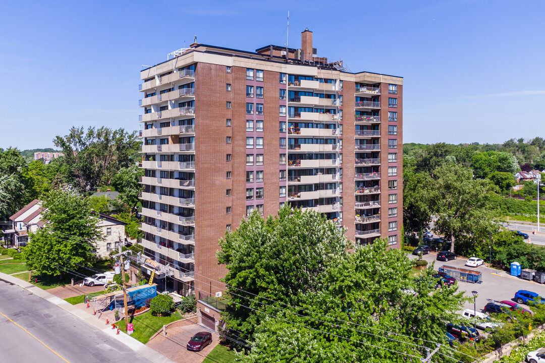 80 Lakeshore in Pointe-claire, QC - Building Photo