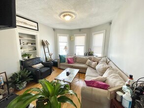 24 Pond St in Boston, MA - Foto de edificio - Building Photo