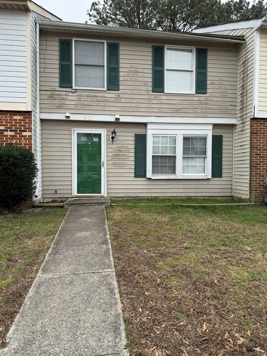 20 Rebecca Ct in Hampton, VA - Building Photo