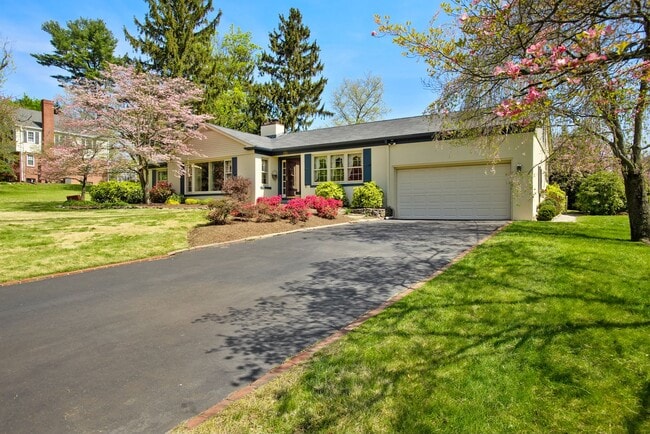 231 Colonial Ave in Moorestown, NJ - Foto de edificio - Building Photo