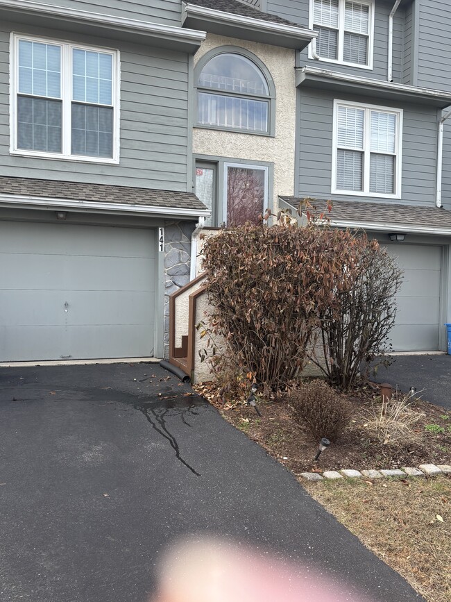 141 Knollwood Ct in Aston, PA - Foto de edificio - Building Photo