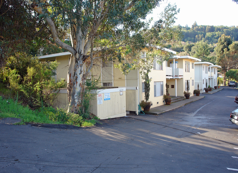 Merrydale Apartments in San Rafael, CA - Building Photo