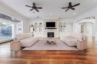 5410 Valerie St in Bellaire, TX - Building Photo - Building Photo