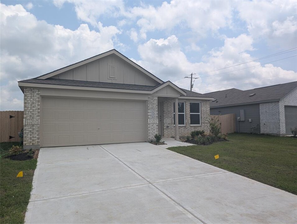 25508 Roy Rogers Rd in Splendora, TX - Building Photo