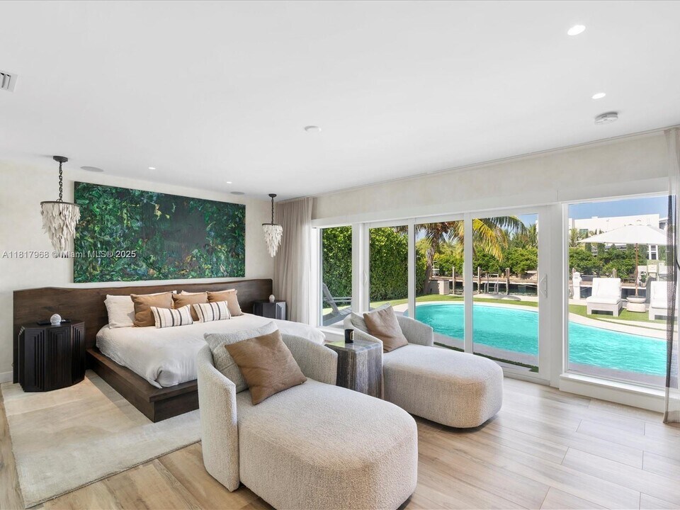 2371 Bayview Ln in North Miami, FL - Building Photo