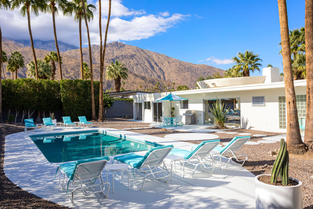 981 E Marion Way in Palm Springs, CA - Building Photo