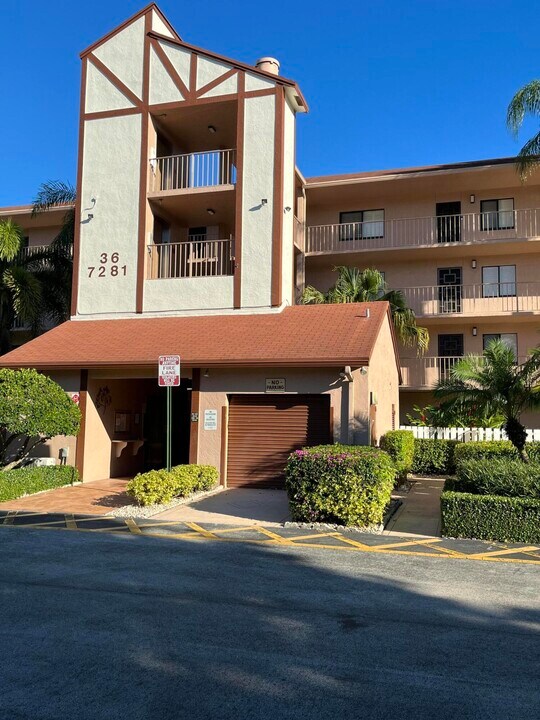 7281 Amberly Ln in Delray Beach, FL - Building Photo