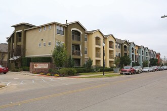 Villas on Sixth Apartment Homes in Austin, TX - Building Photo - Building Photo