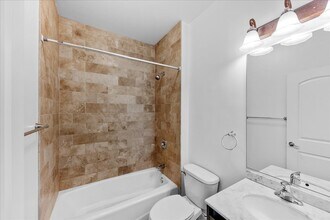 3927 N Clarendon Ave, Unit 1r in Chicago, IL - Building Photo - Building Photo