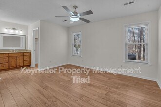 5110 N Oaks Dr in Greensboro, NC - Building Photo - Building Photo