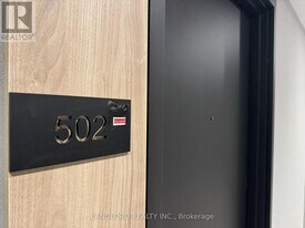 500 Plains Rd E in Burlington, ON - Building Photo