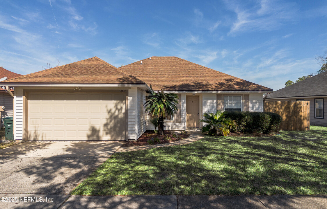 13613 Las Brisas Way in Jacksonville, FL - Building Photo