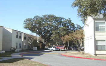 Ingram Ranch Apartments in San Antonio, TX - Foto de edificio - Building Photo