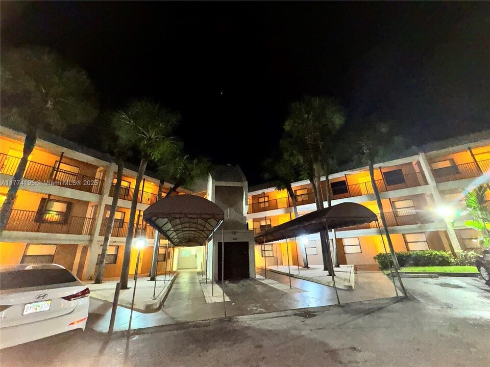 8773 Shadow Wood Blvd in Coral Springs, FL - Building Photo