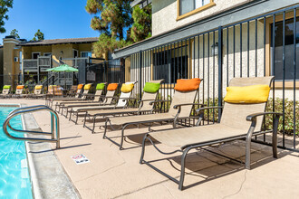 Countryside Apartments in Poway, CA - Foto de edificio - Building Photo