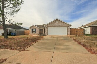 900 SW River Rock St in Bentonville, AR - Foto de edificio - Building Photo